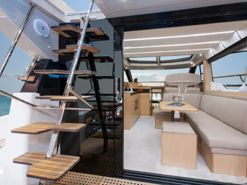 CALENI, Interior image