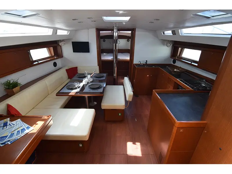 Butterfly (A/C - Generator - 12 pax), Interior image