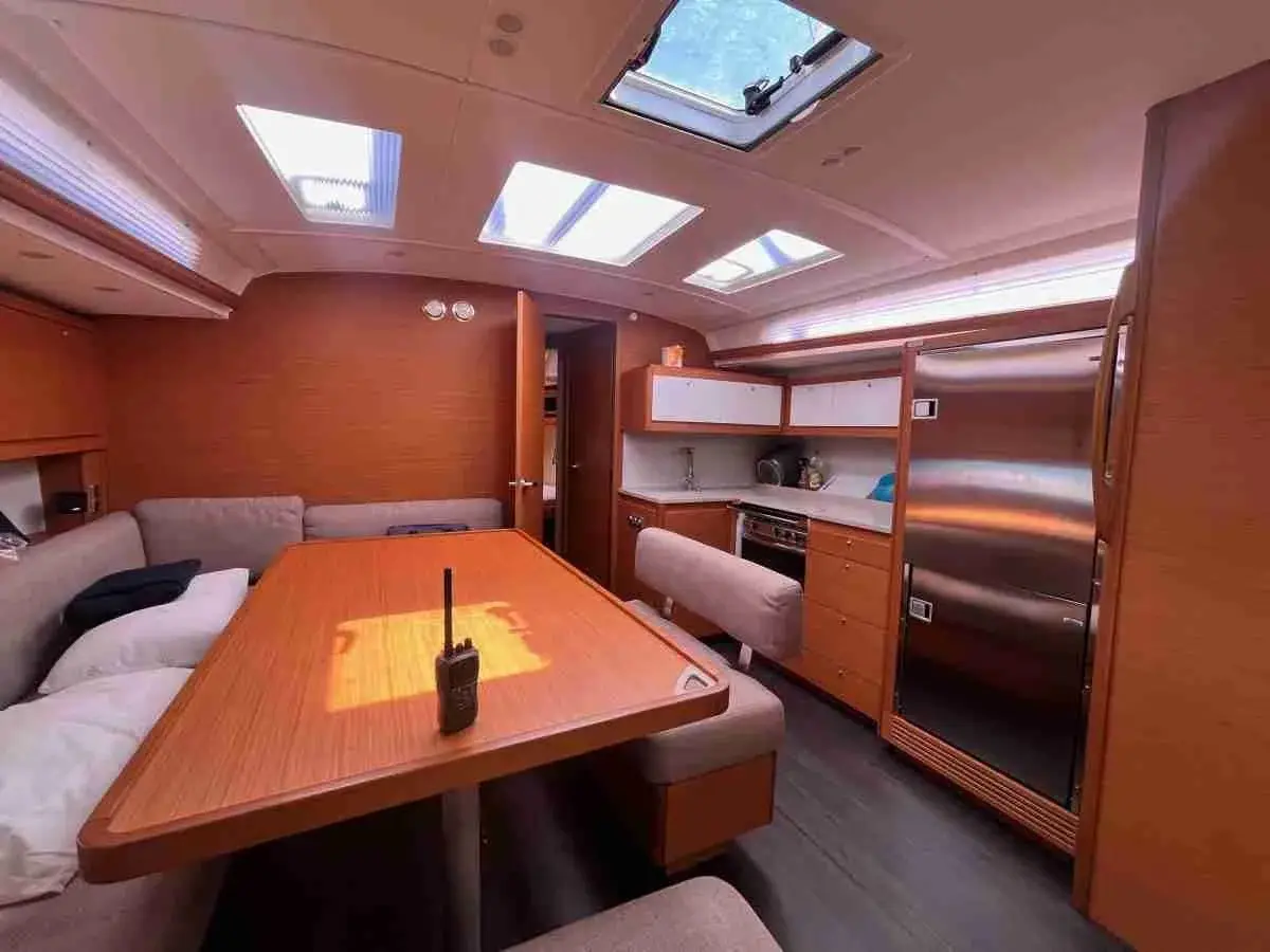 Thalis II, Interior image
