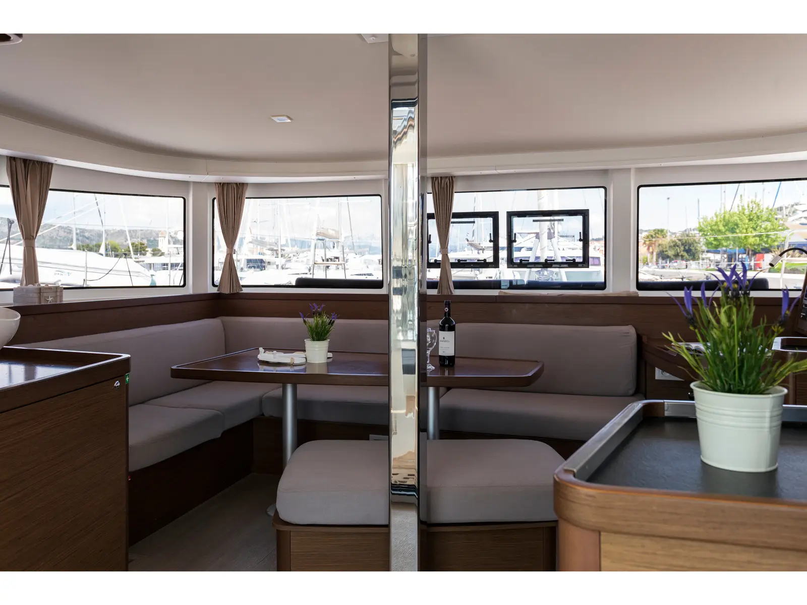 STARDUST, Interior image
