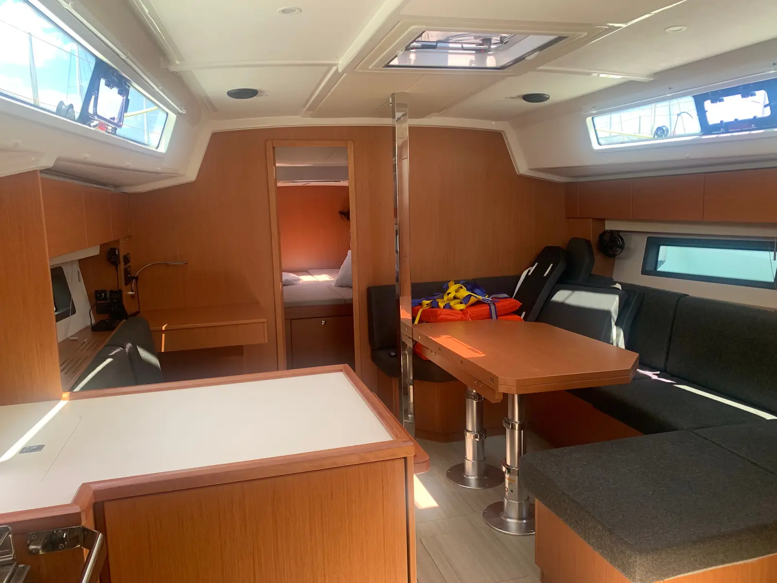 Maia, Interior image