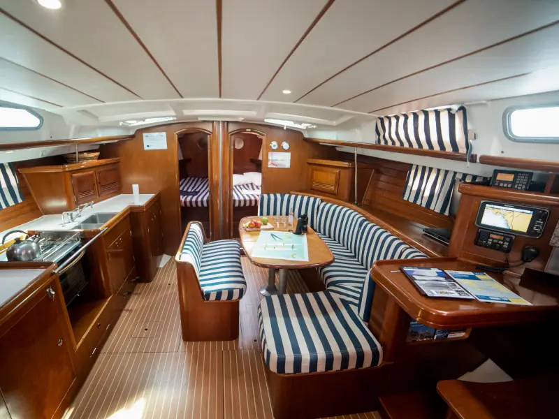 Vori, Interior image