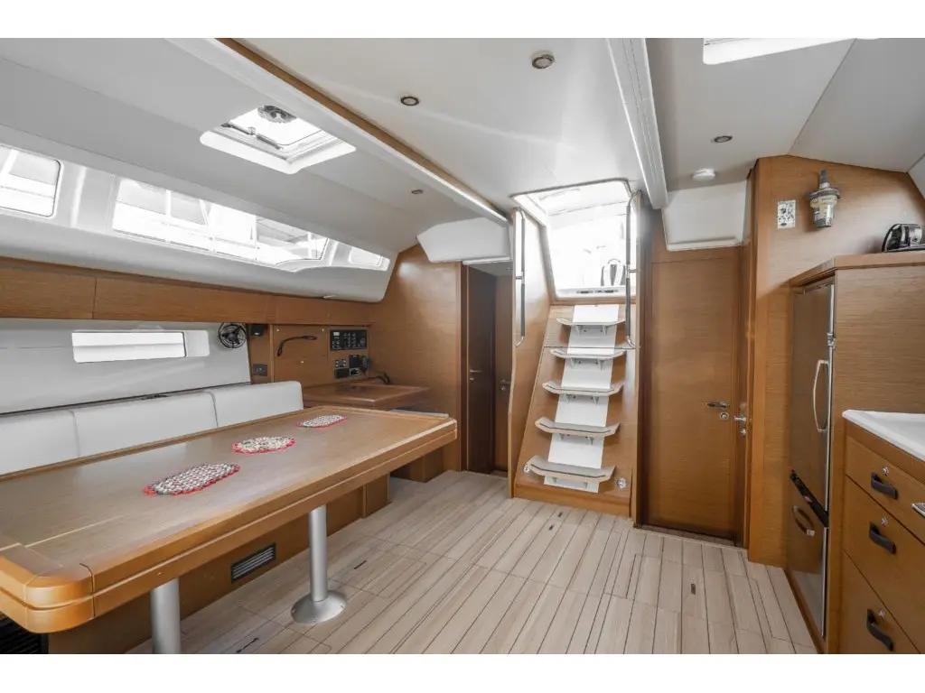 Erica, Interior image