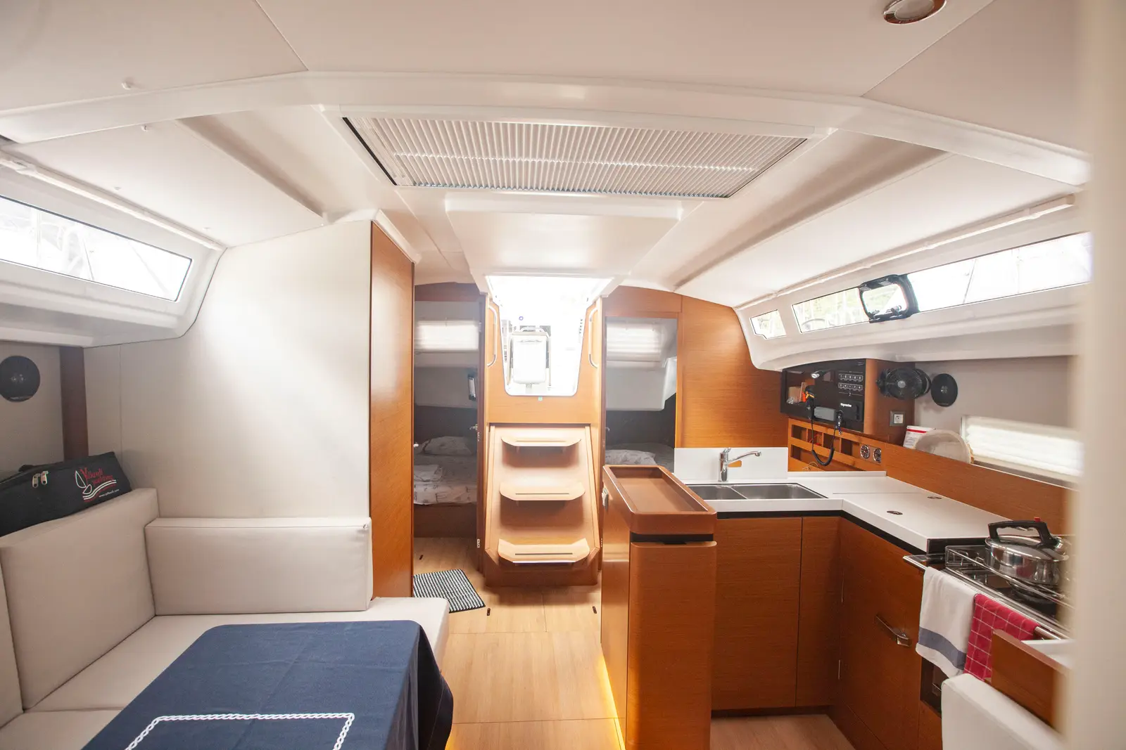 Sea Breeze, Saloon