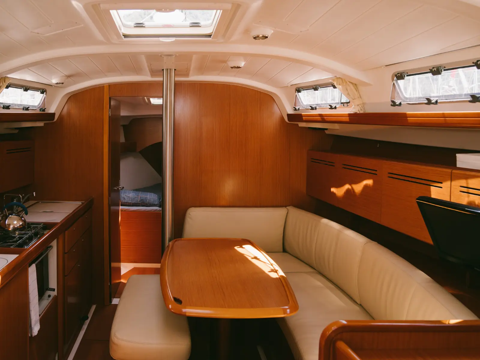 Artemisia, Interior image