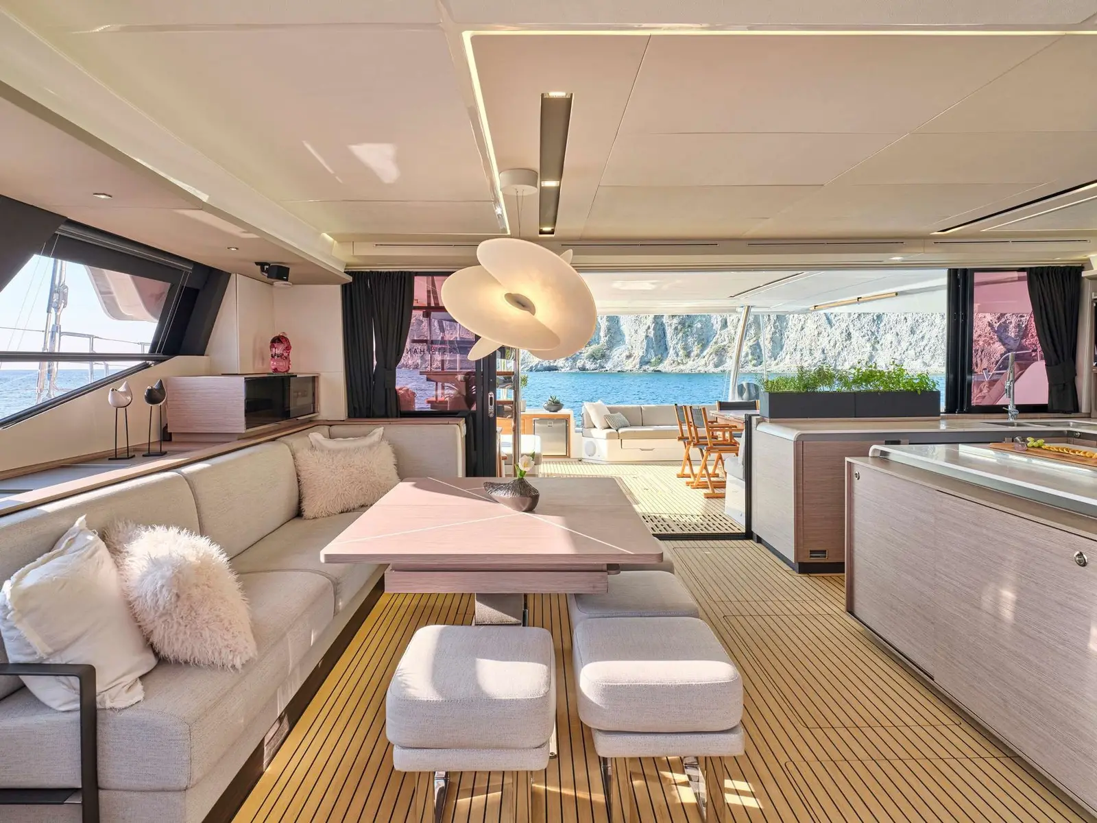 Stephanie, Interior image