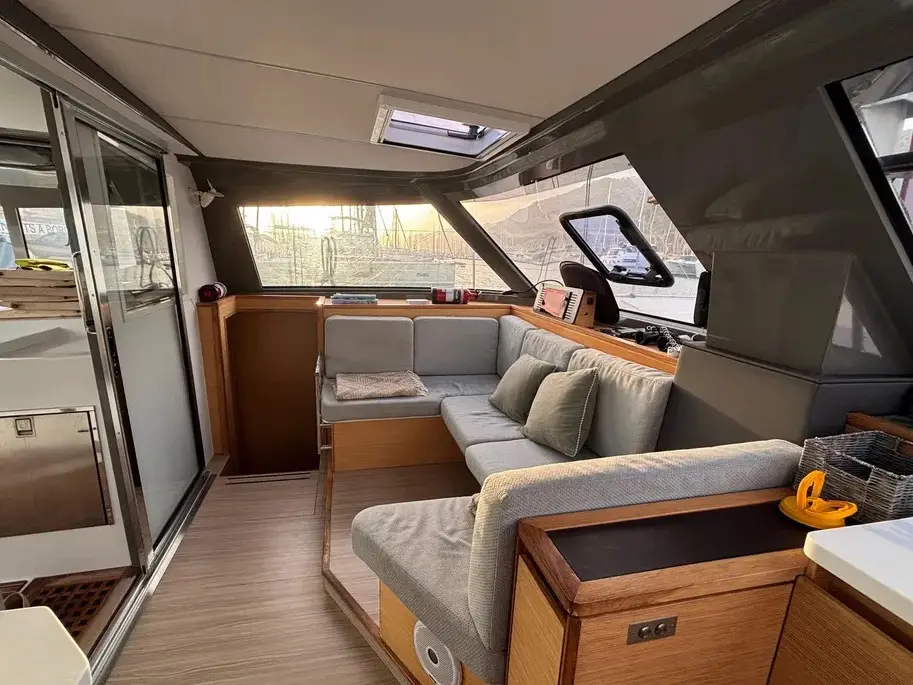 Lollo III, Interior image