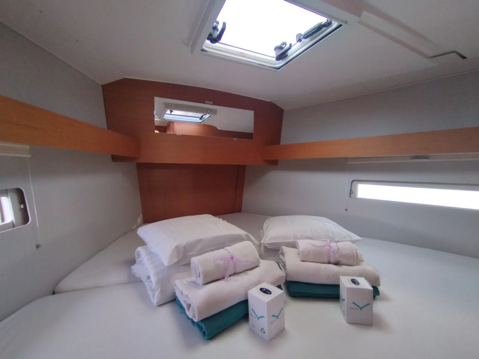 Yaya, Interior image