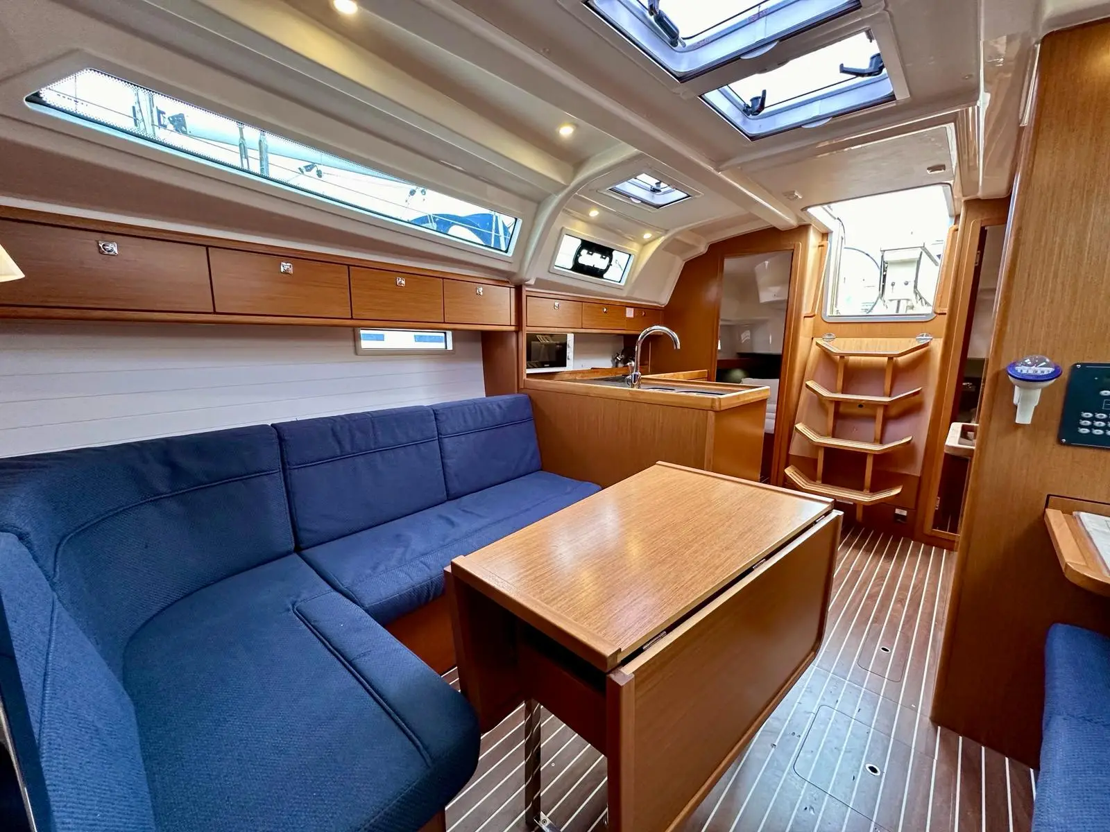 Maestral, Interior image