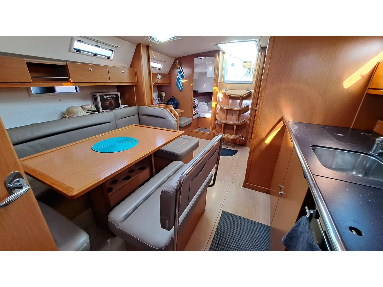 Manta, Interior image