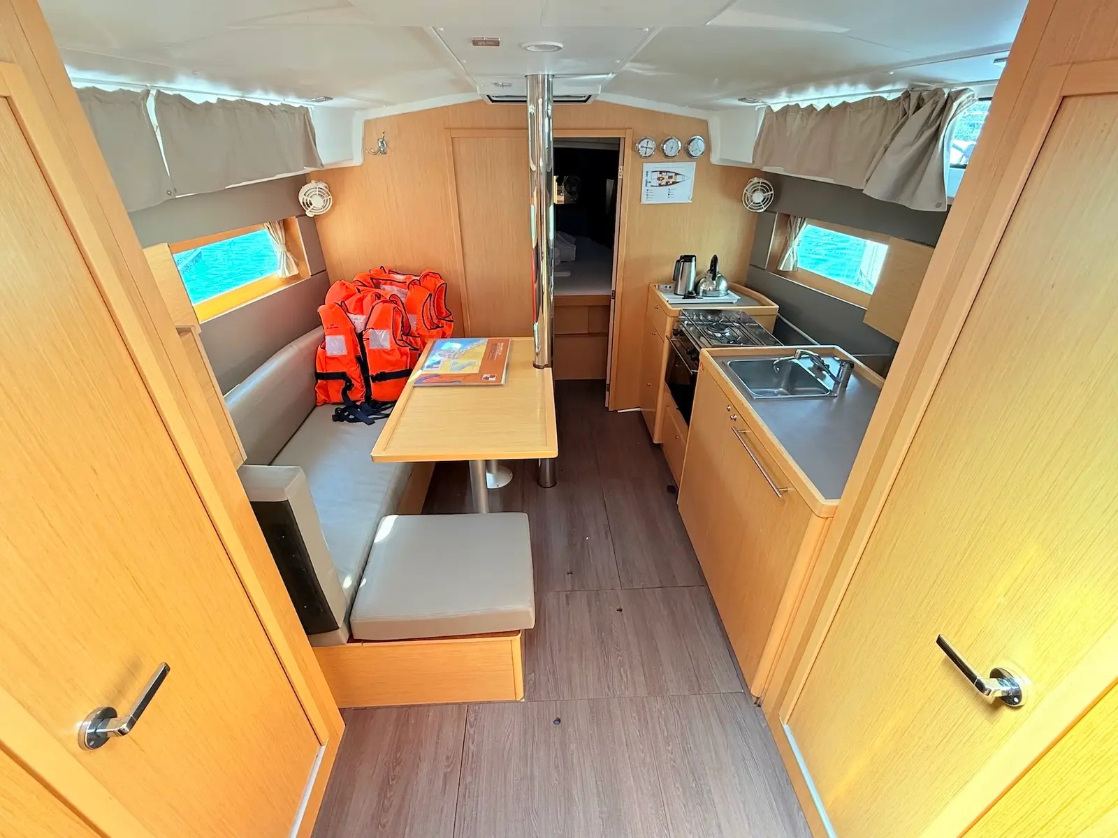 Foxy, Interior image