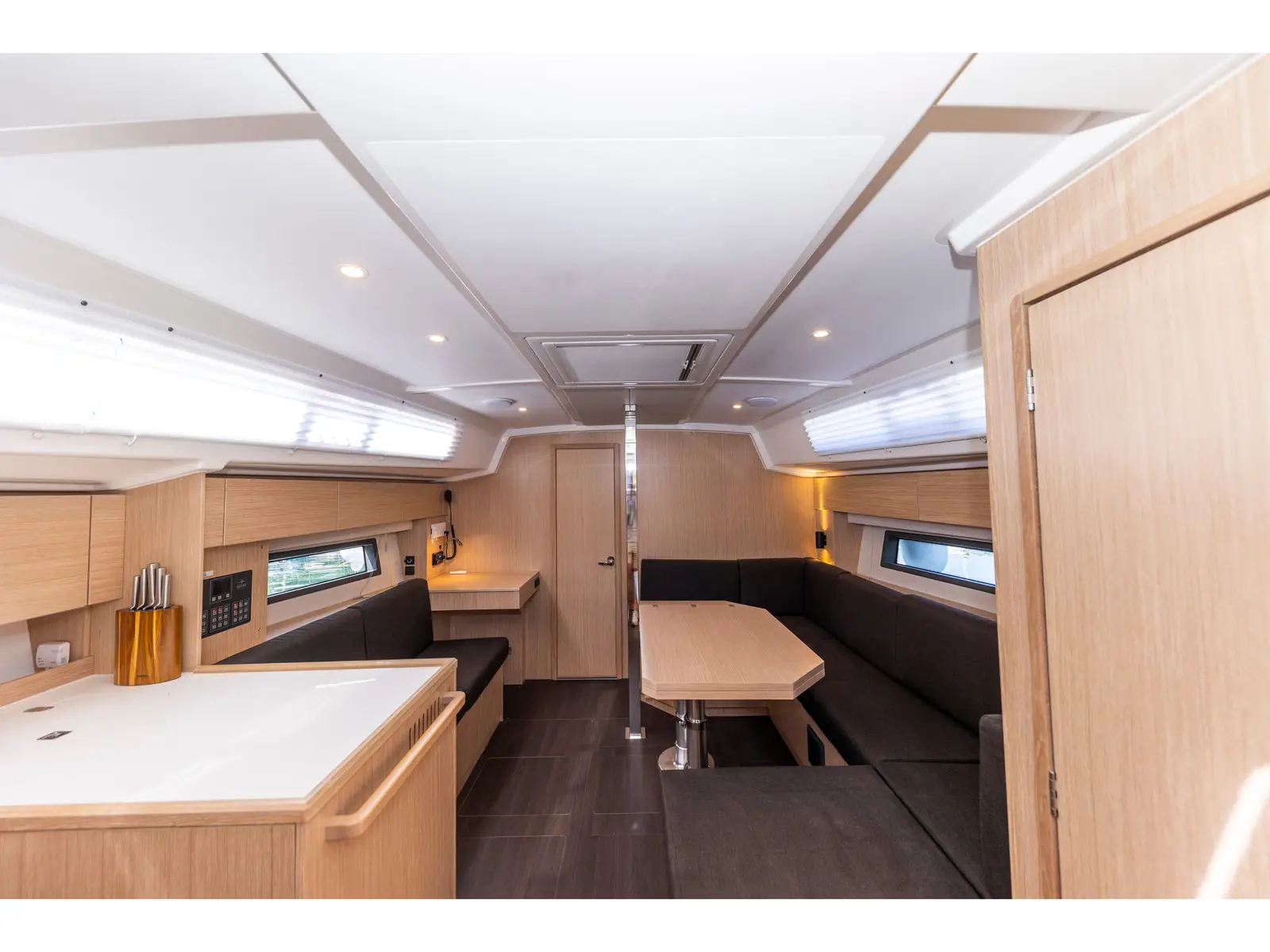 Maraschino, Interior image