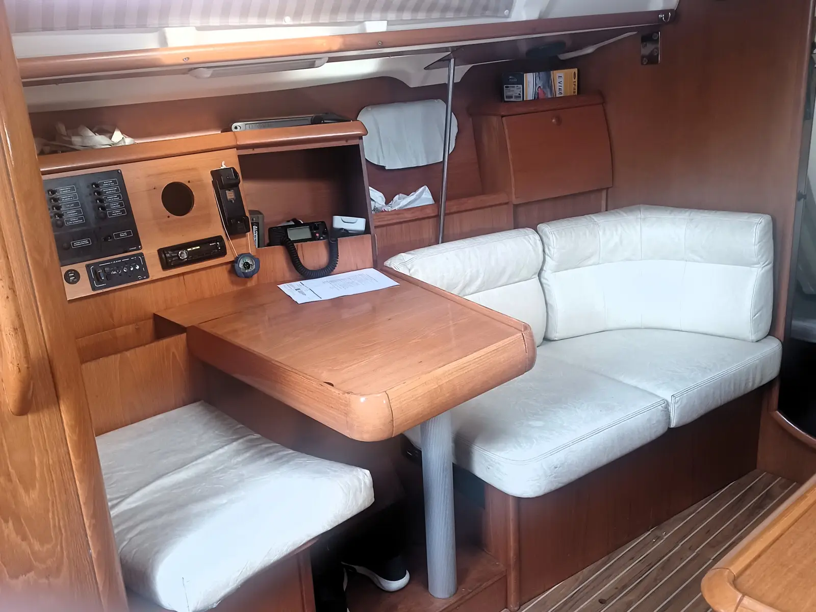 Evina, Interior image