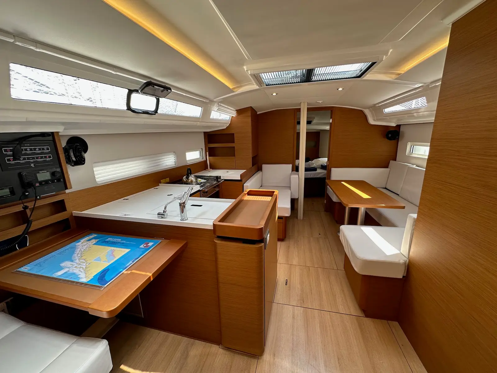 Wind Kiss, Interior image