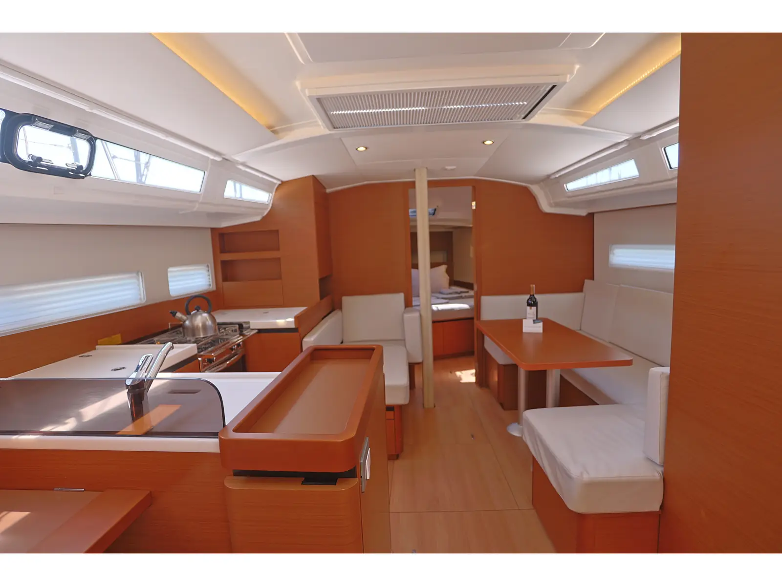 Sirius II, Interior image