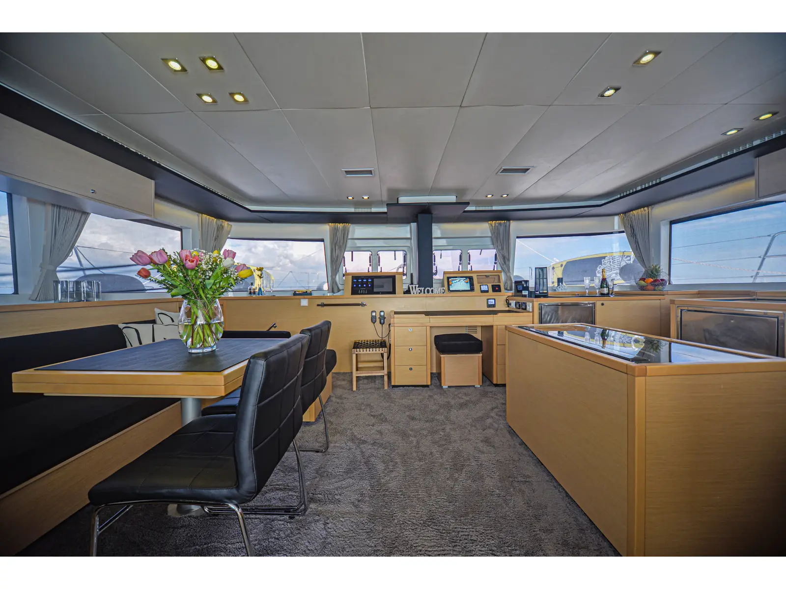 Avra, Interior image