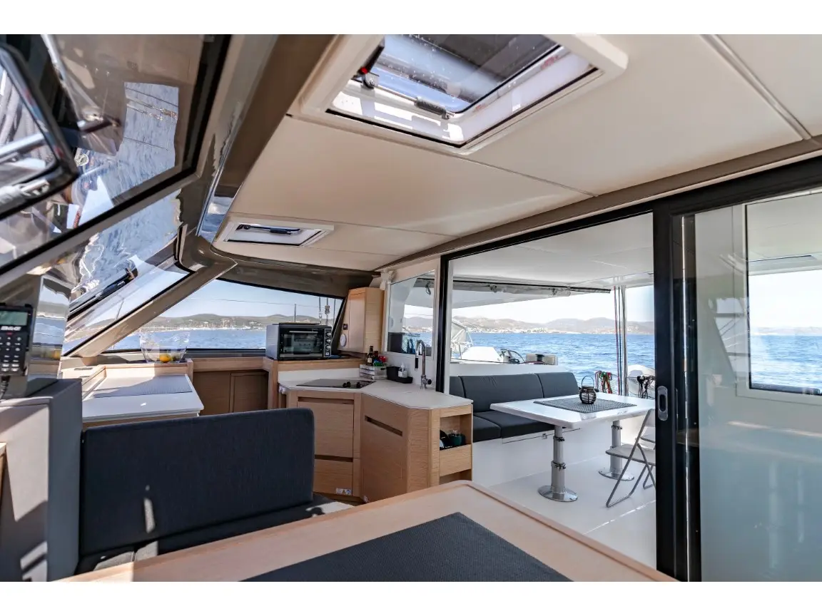 SoMi, Interior image