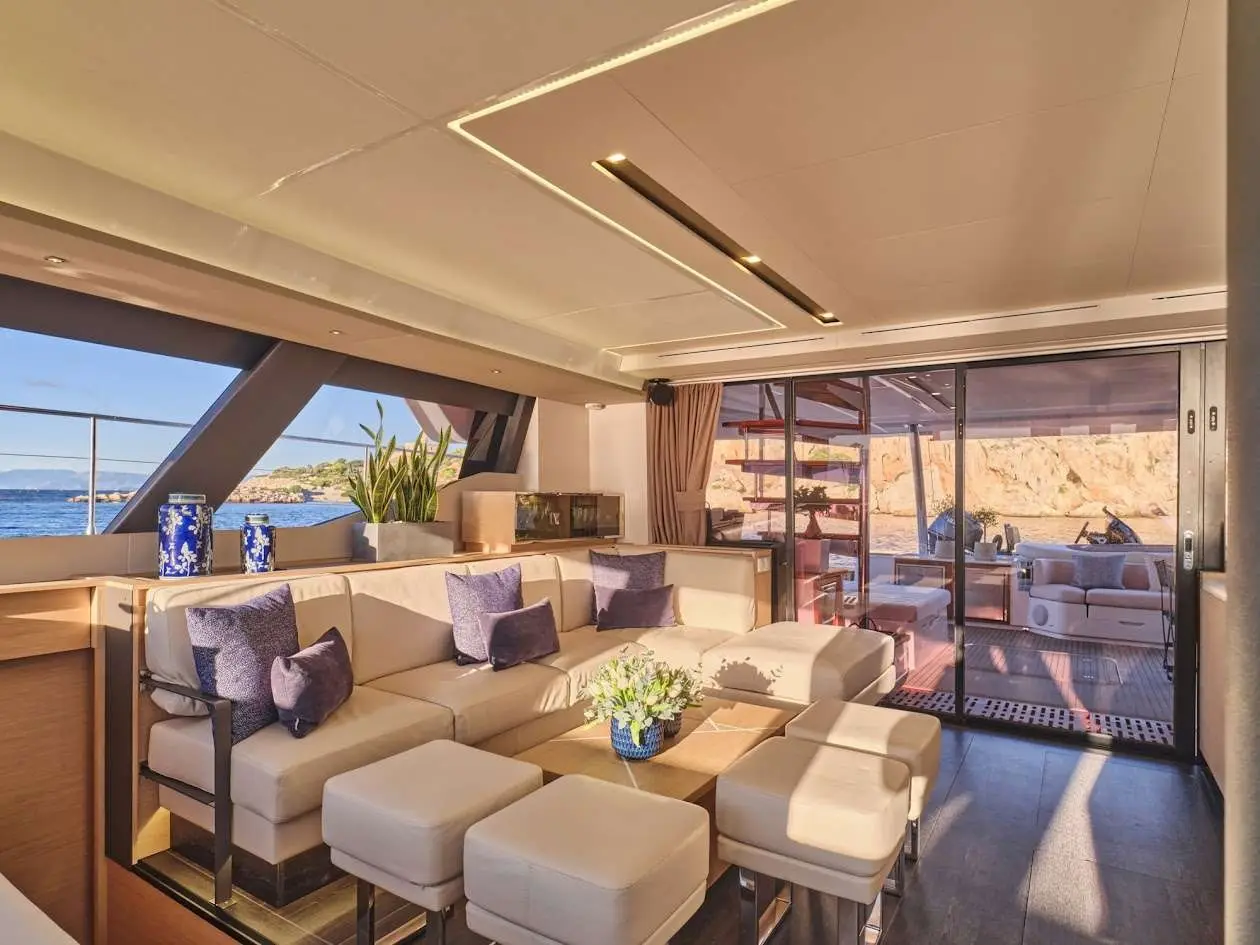 Majesty of Greece, Interior image