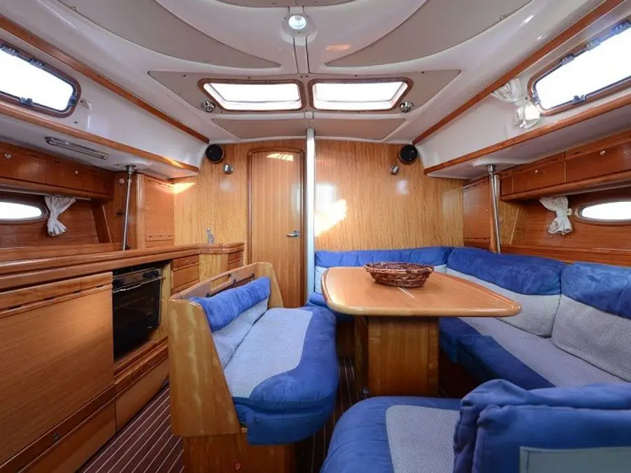 LOLA, Interior image