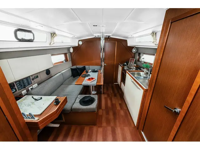 HAPPY, Interior image