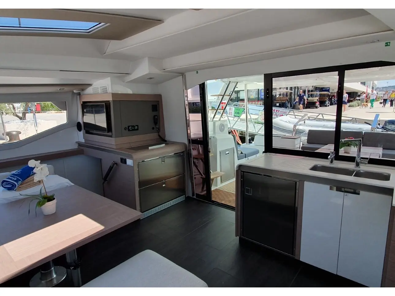SUMMER FLOW, Interior image
