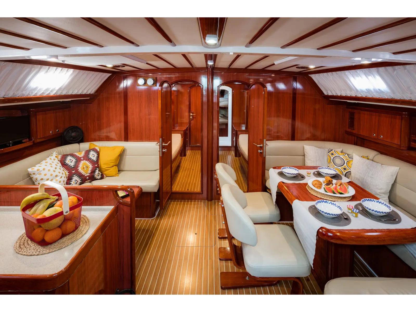 Christianna VIII, Interior image
