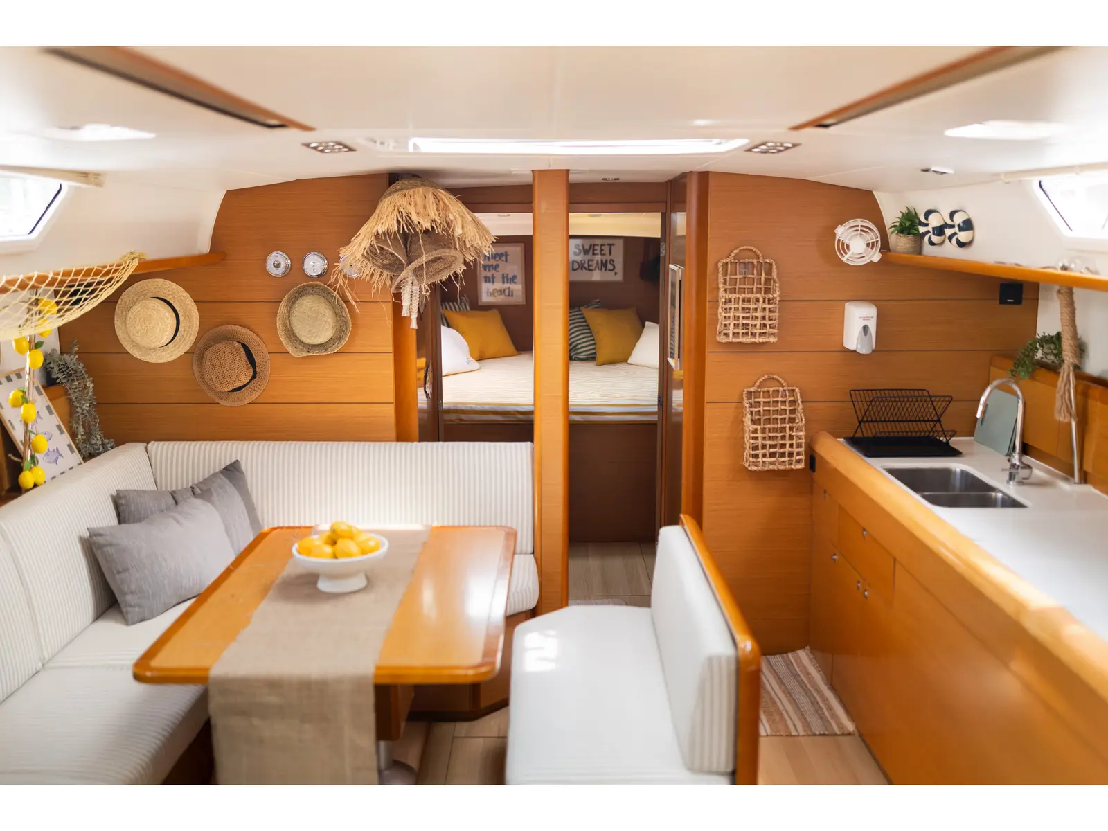 Lemon, Interior image