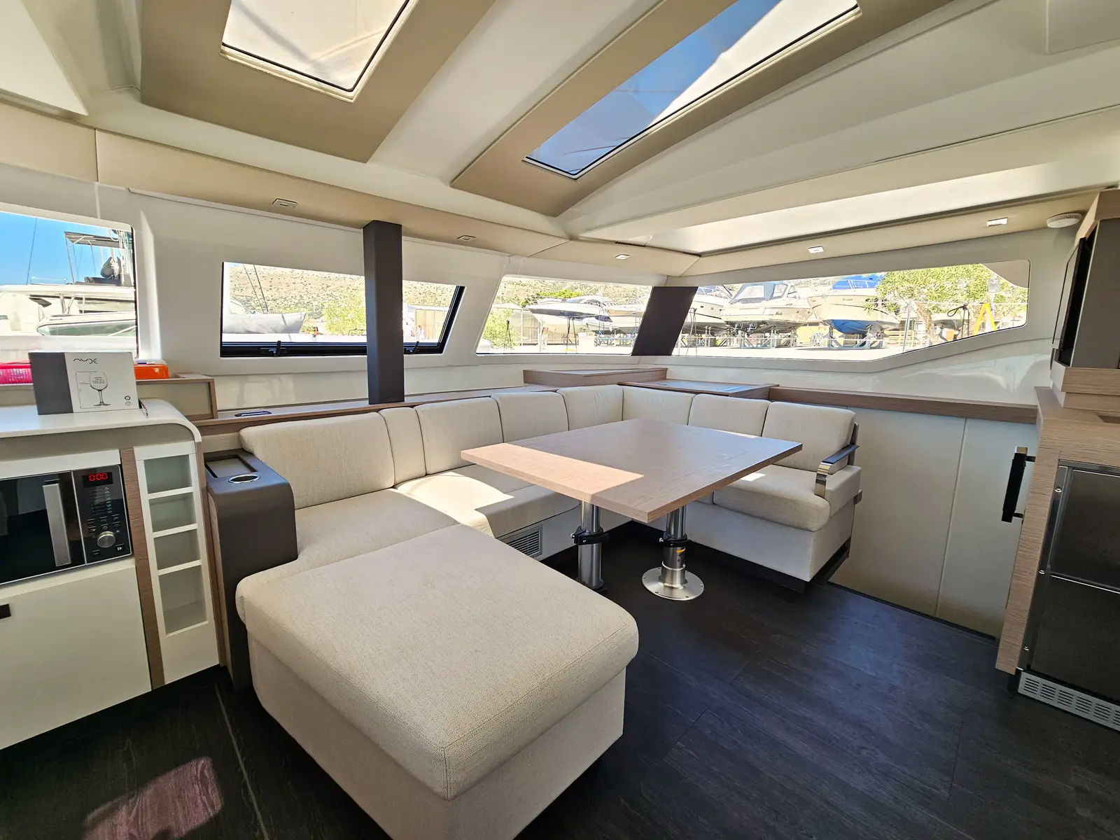 Marina, salon