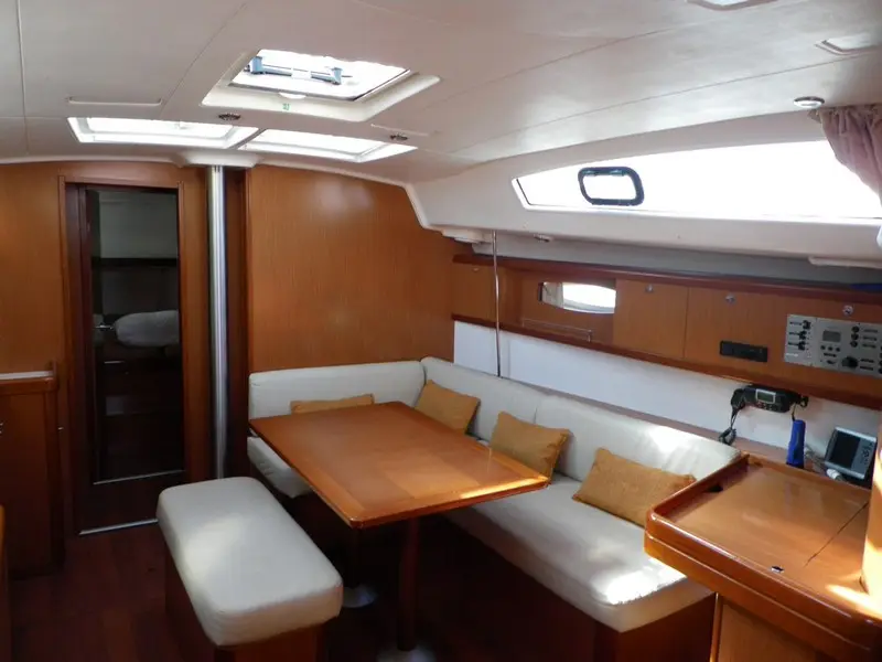 Konstantinos, Interior image