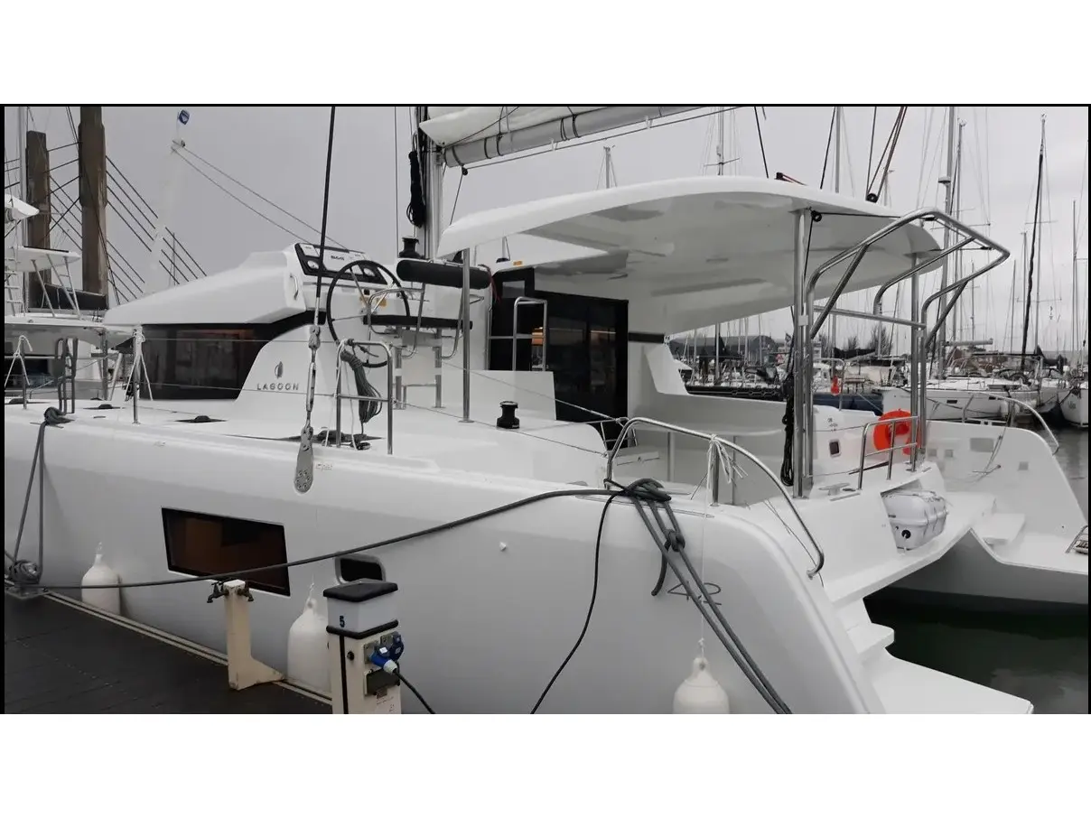 Lagoon 42 (2020) AM, Main image