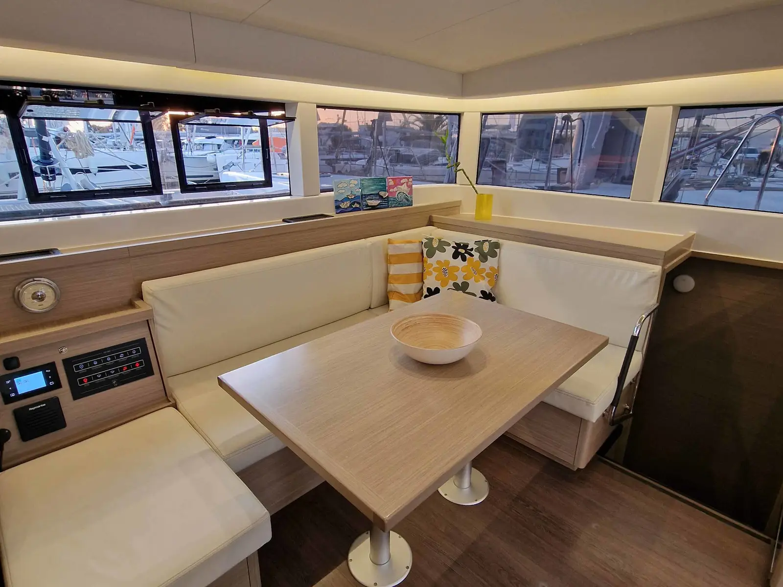 IOLI II, Interior image