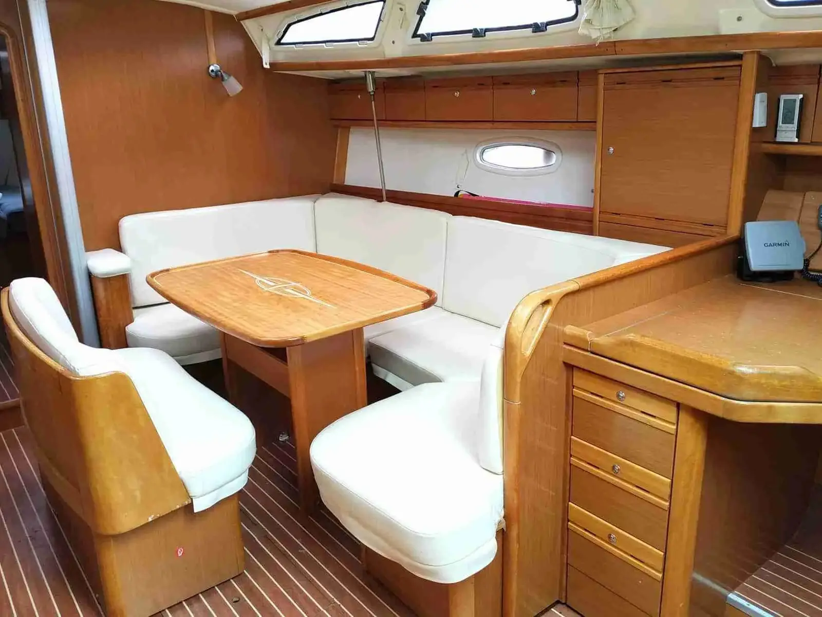 Springrose, Interior image
