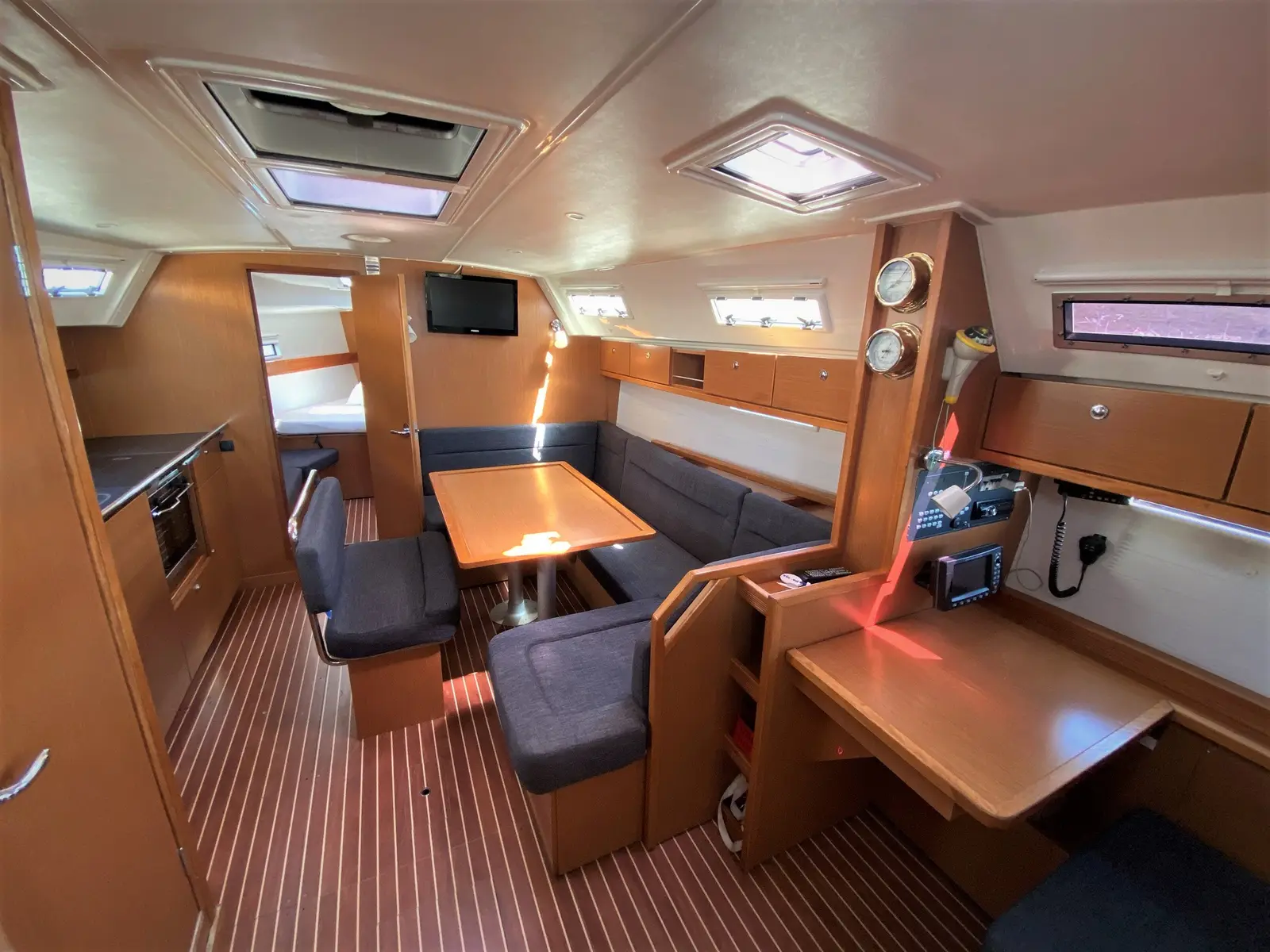 Nia-Nya, Saloon image