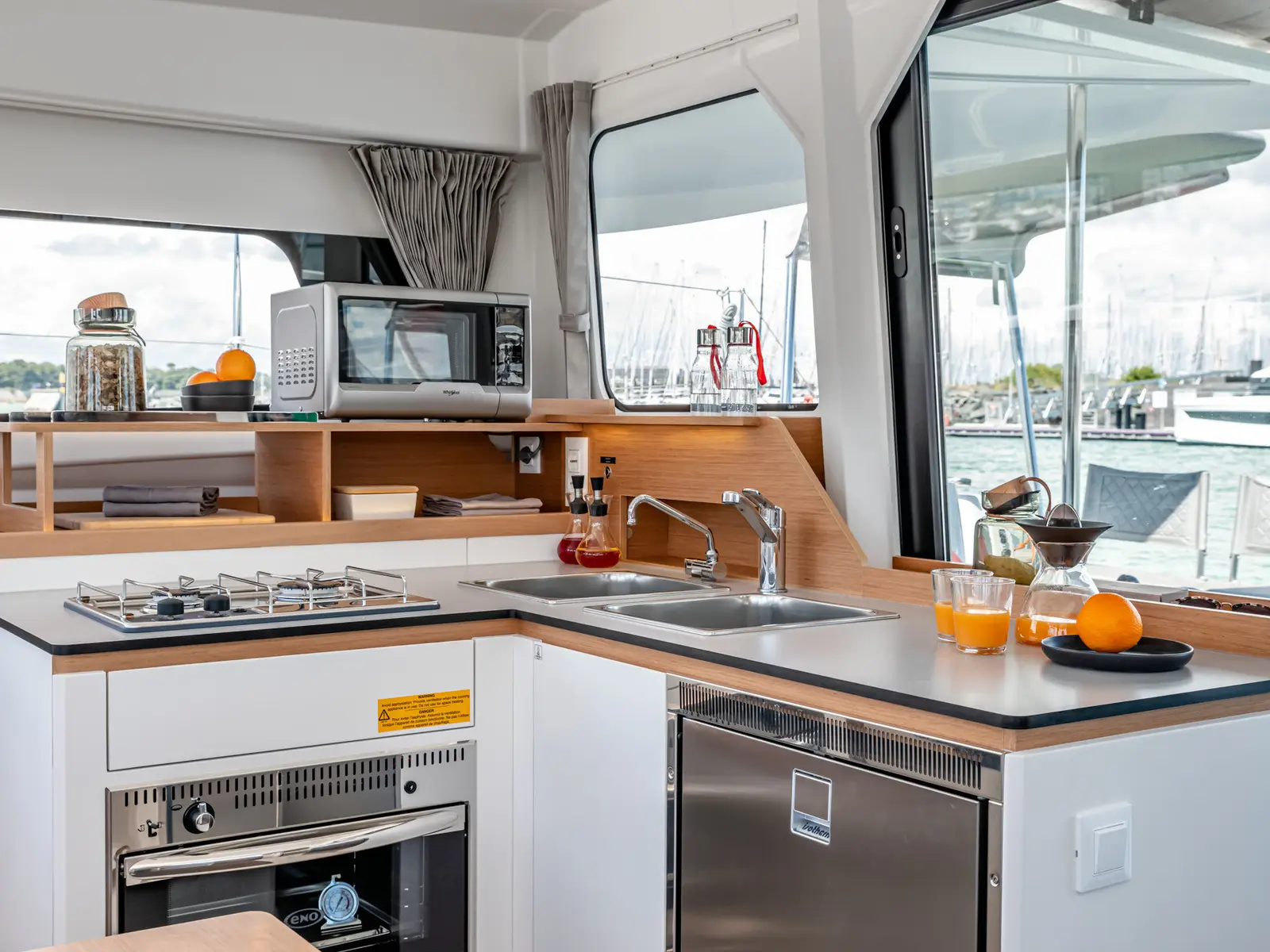 BLACK PEARL V, Interior image