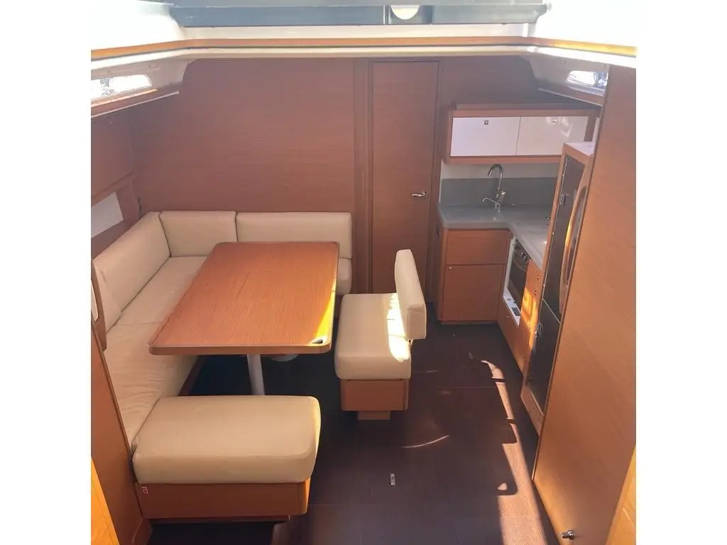 Iside, Interior image