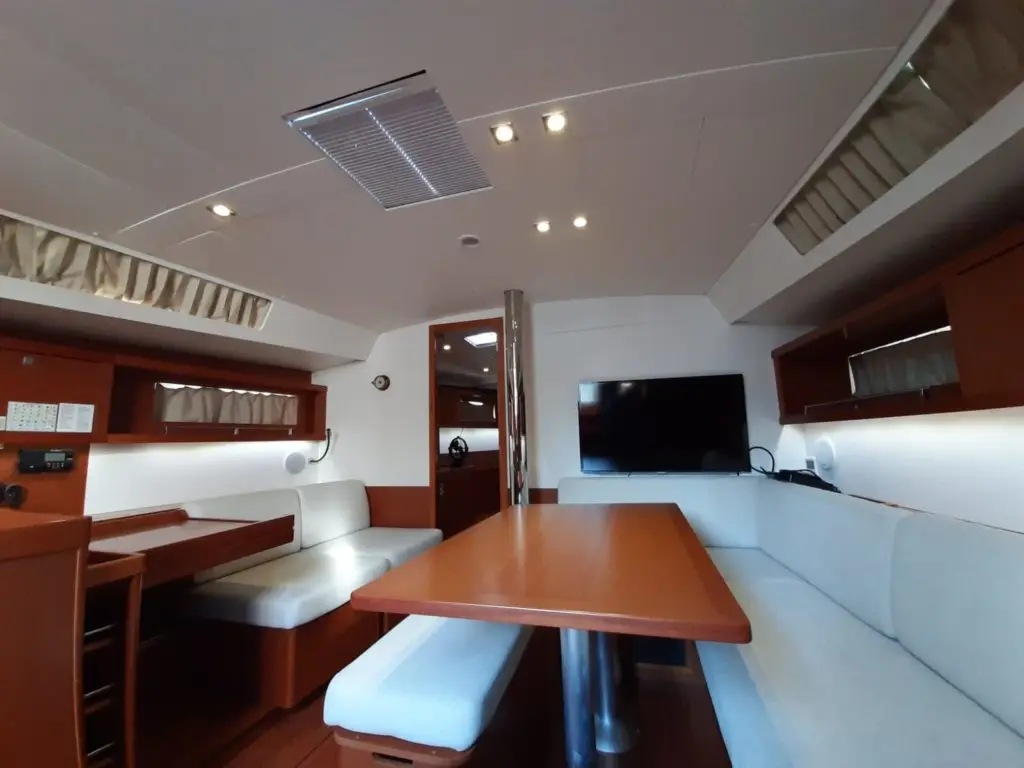 Storm Dancer 1, Interior image