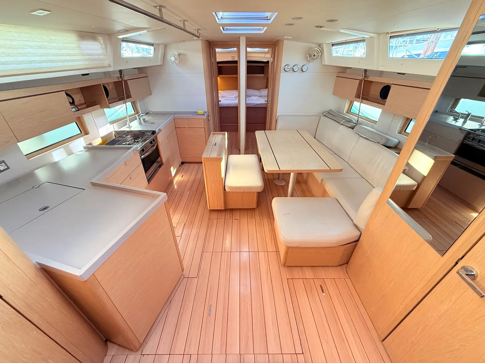 Sara, Interior image