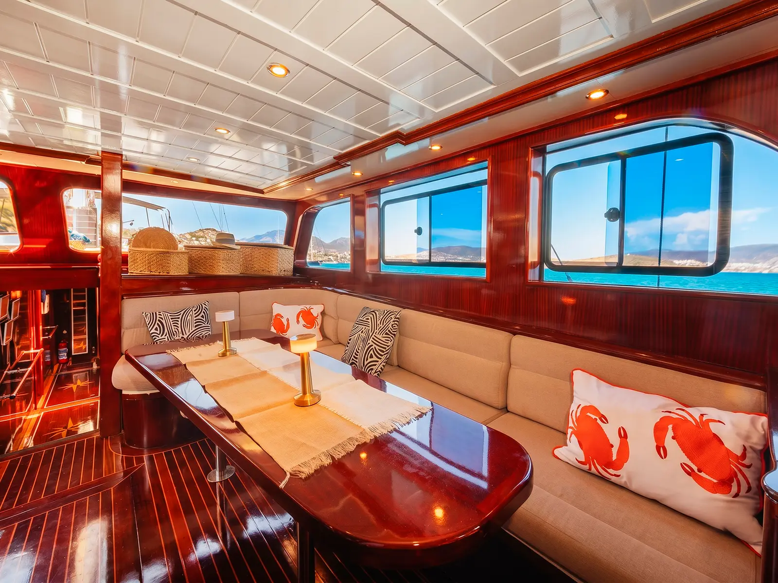 Perla del Mar 1, Interior image