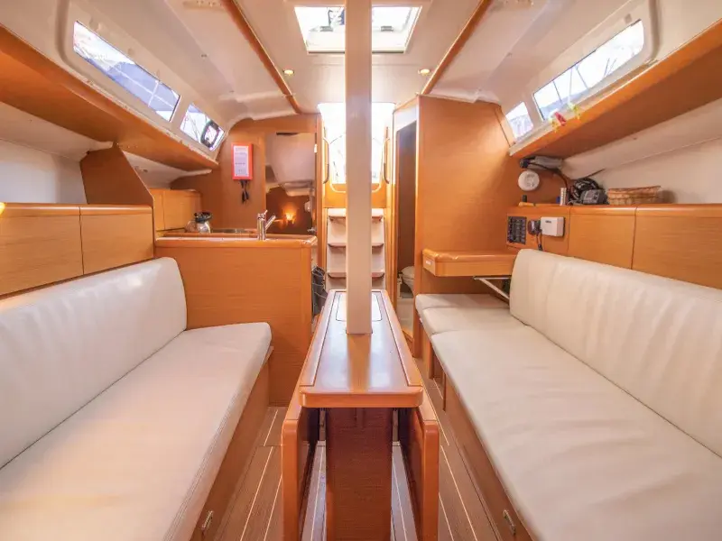 Eleni, Interior image