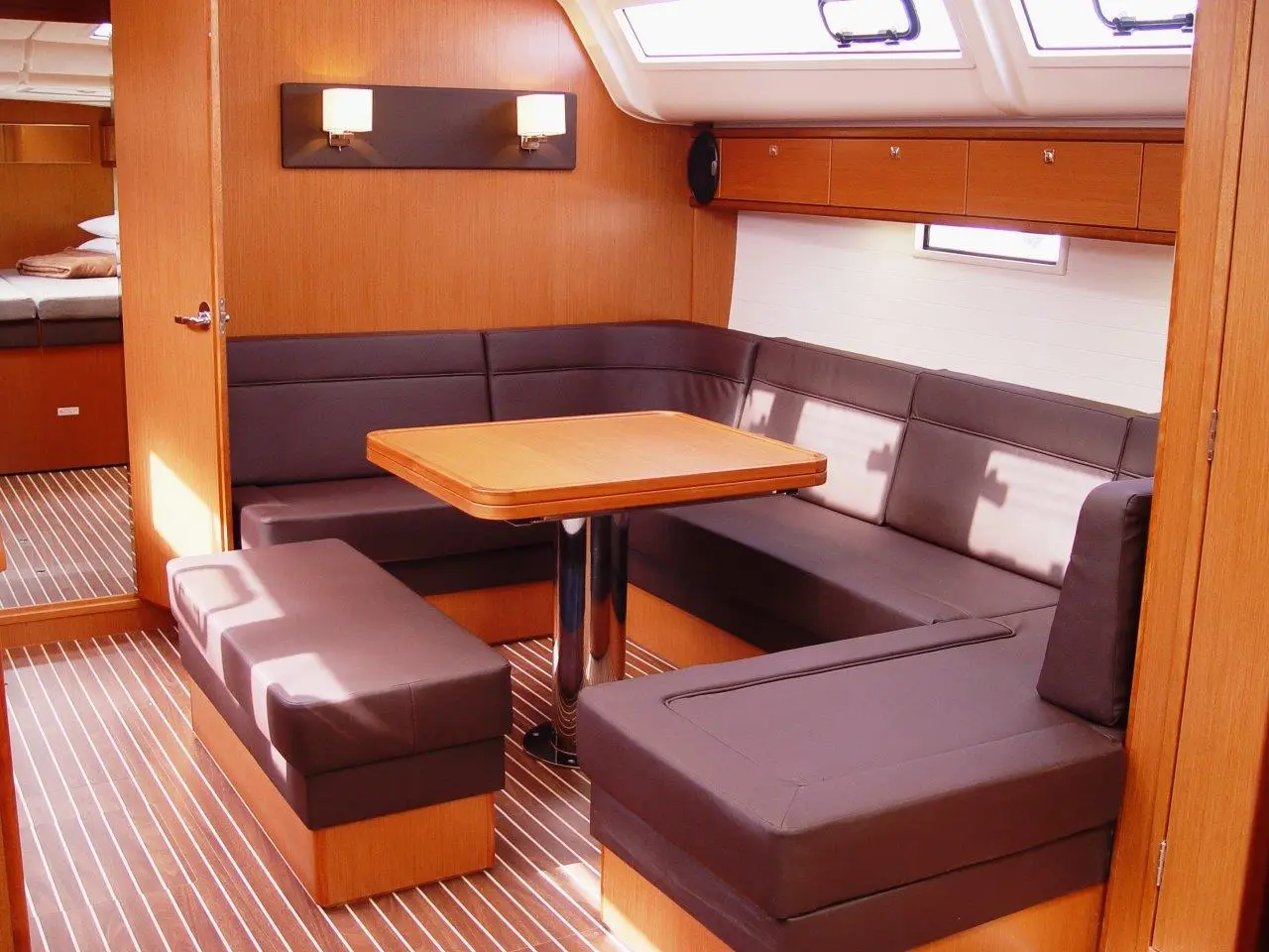 Zedaron, Interior image