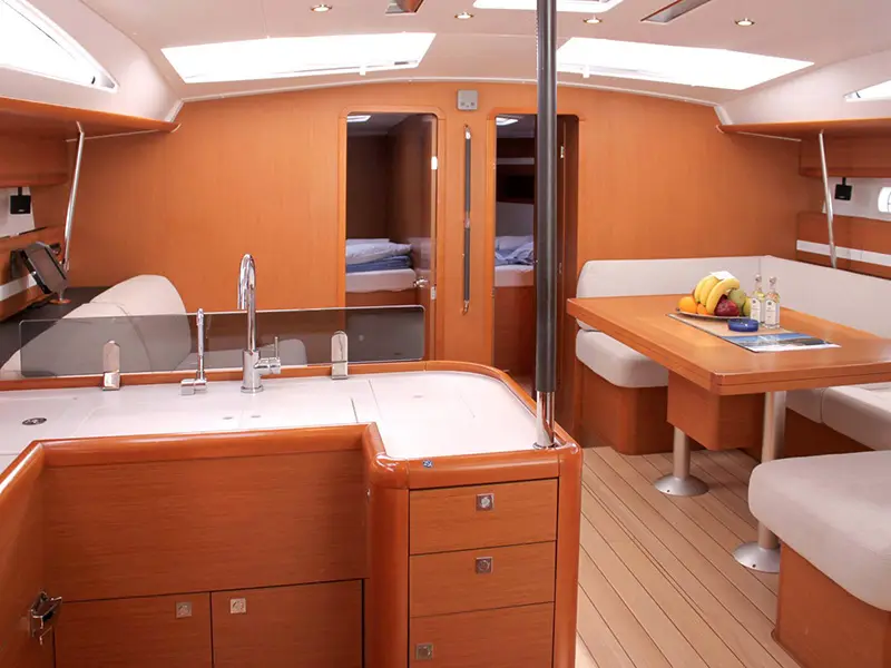 Zeus, Interior image