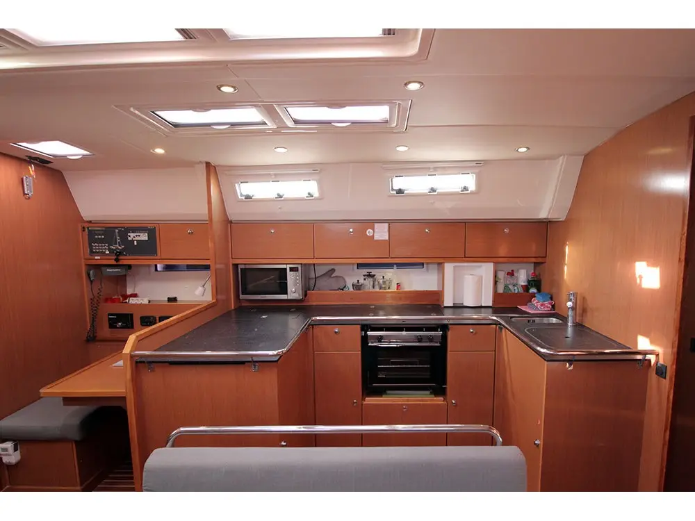 Leonis, Interior image
