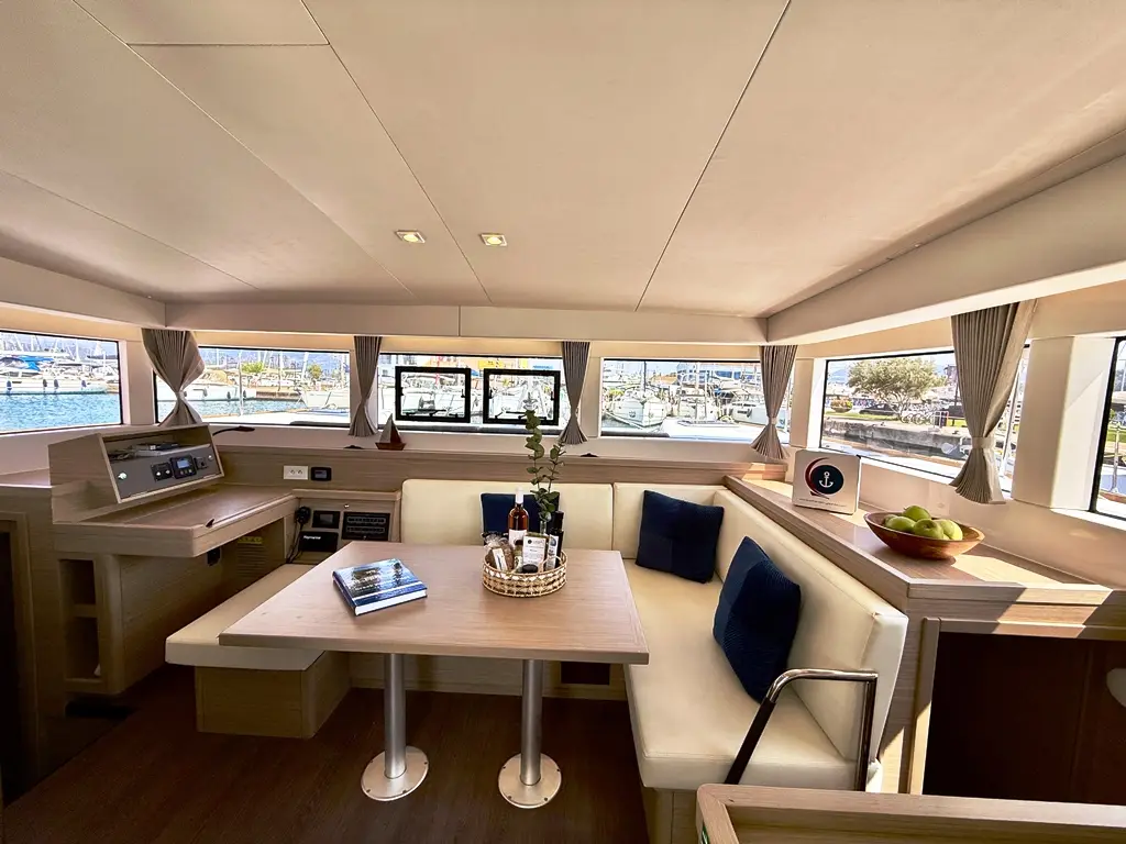 BLUE HORIZON, Interior image