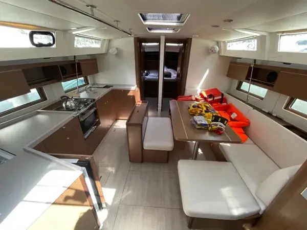 Senza Ostacoli, Interior image