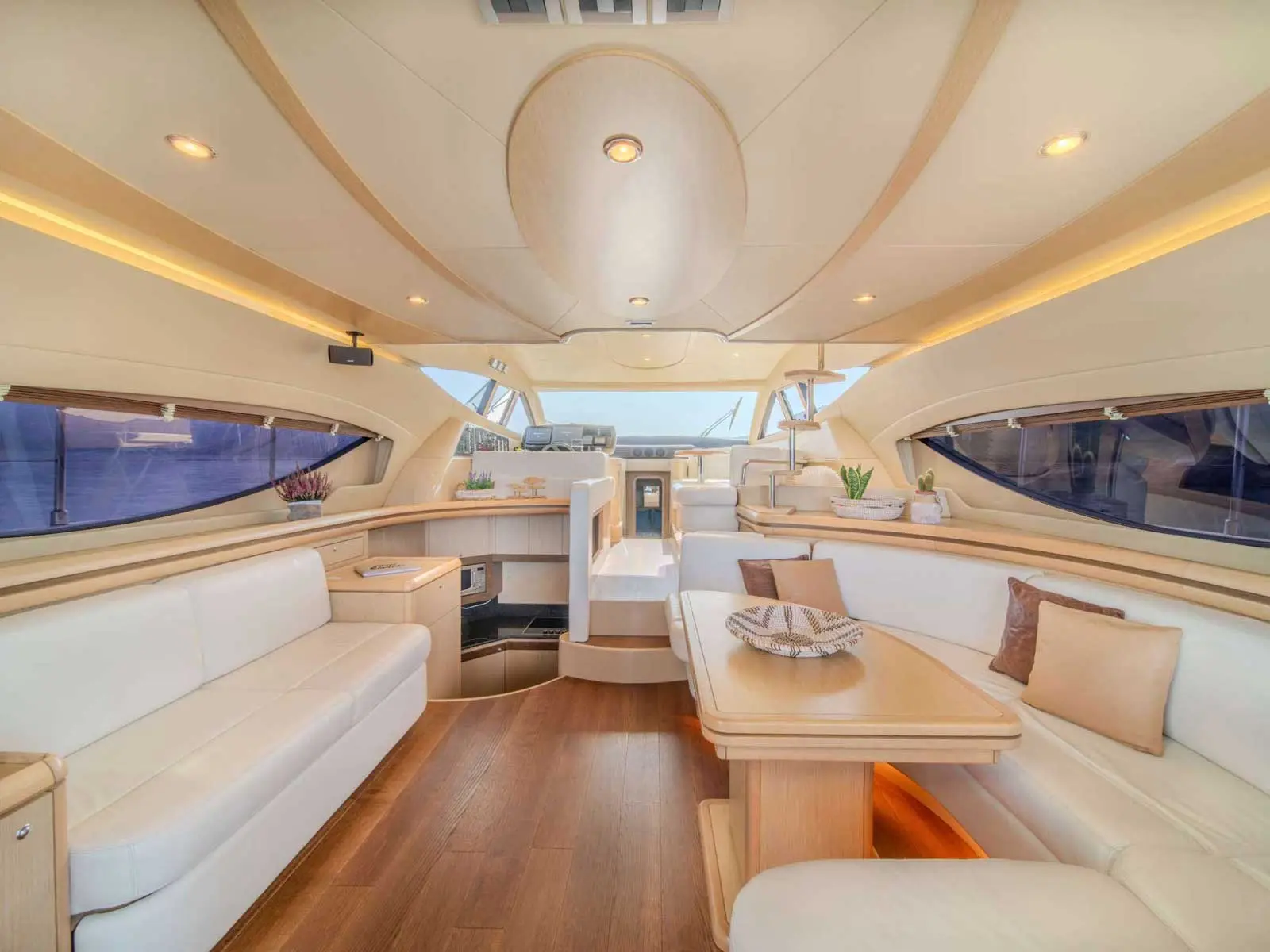 Carte Blanche, Interior image