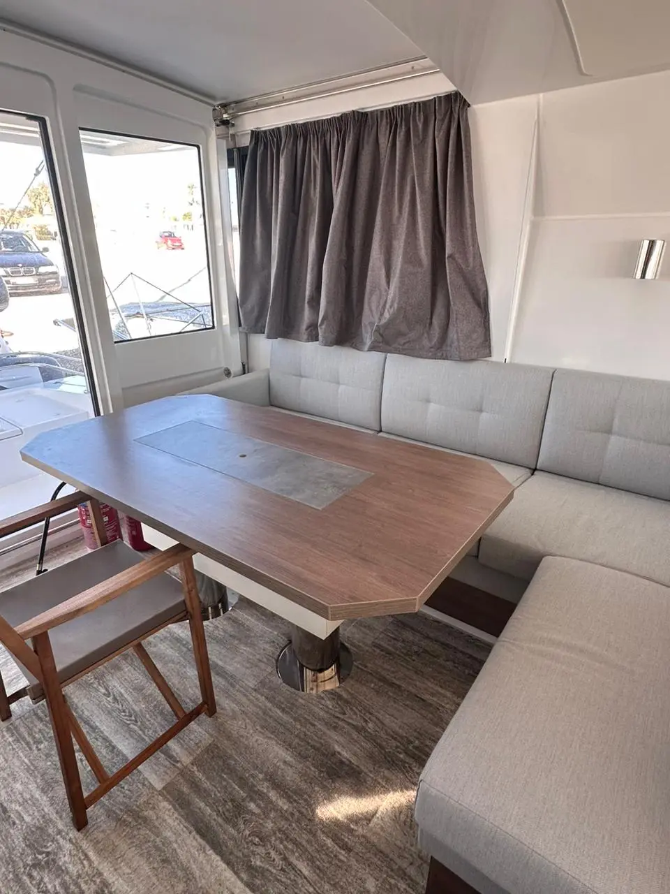 High School, Saloon table sofa