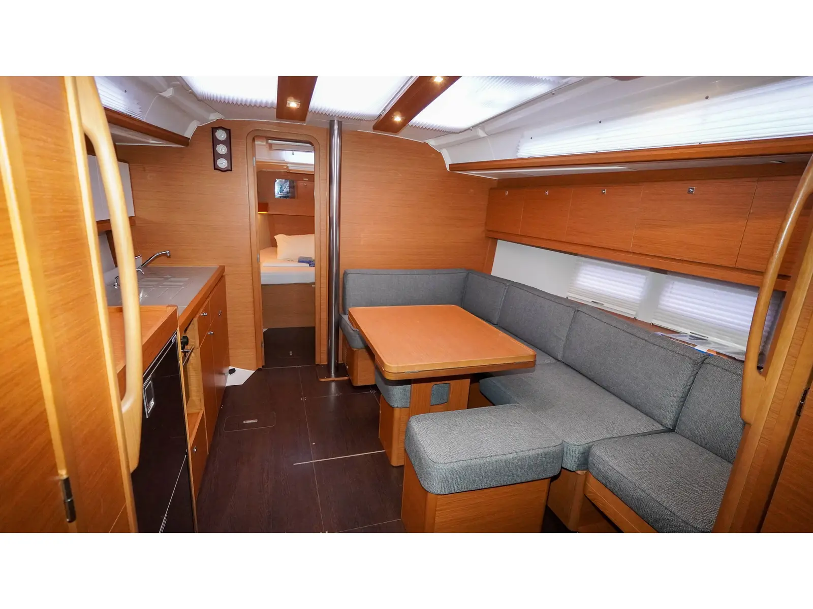 Lady D, Interior image