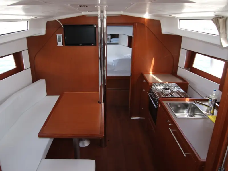 FEDE, Interior image