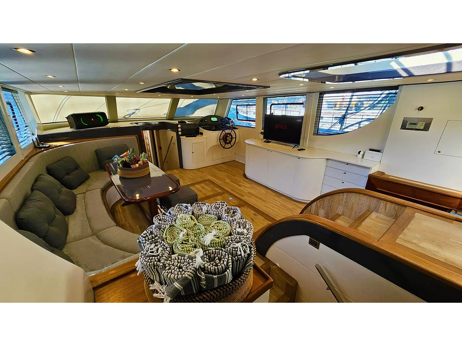 Arni, Interior image