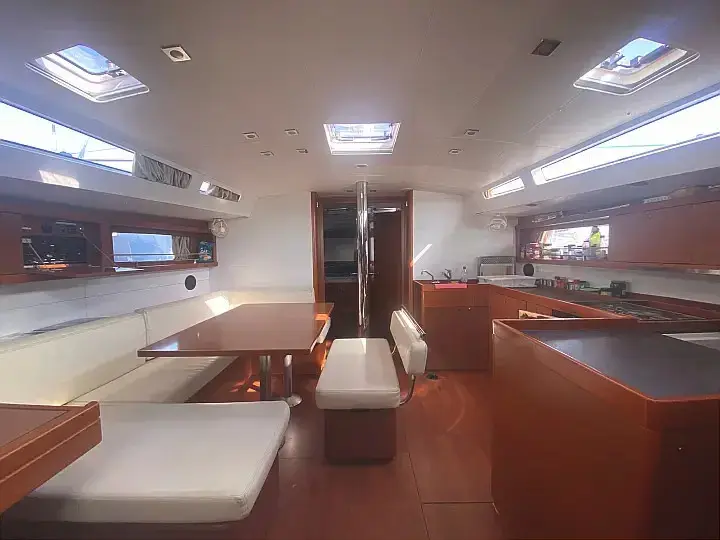 Bandol, Interior image